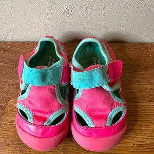 Amazon essentials size 5 Toddler Girls play/water shoes.